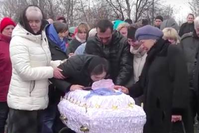 В Донбассе похоронили погибшего пятилетнего ребенка - lenta.ru - ДНР - Донецк