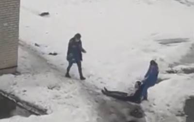 В Татарстане фельдшеры скорой протащили пьяного мужчину по снегу и грязи — видео - reendex.ru - респ. Татарстан - Нижнекамск