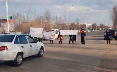 В Каракалпакстане сотрудники детсада устроили акцию протеста и перекрыли дорогу - podrobno.uz - Узбекистан - Ташкент