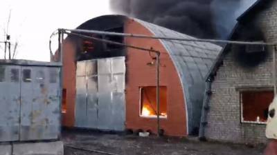 Один человек пострадал в результате пожара в ангарах в Самарской области - m24.ru - Самарская обл.