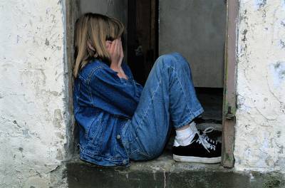 Издевательства над 7-летней девочкой из Новошахтинска остановили соседи - dontr.ru - Новошахтинск