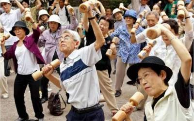 Есихидэ Суг - В Японии собрались значительно повысить пенсионный возраст - lenta.ua - Япония