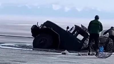 Андрей Шутов - Два грузовика провалились под лед на Байкале - iz.ru - Иркутская обл.