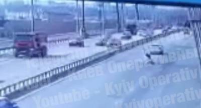 В Киеве человек упал с моста на проезжую часть: кадры и подробности с места трагедии - politeka.net - Киев