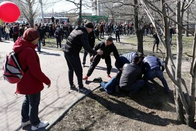Сергей Рябков - В Екатеринбурге ссора отцов в родительском чате закончилась дракой на глазах детей - znak.com - Екатеринбург