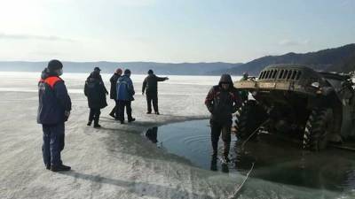 Под Иркутском два грузовых автомобиля провалились под лед на озере Байкал - runews24.ru - Иркутская обл. - Иркутск