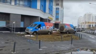 Водитель Ozon застрял на газоне, его коллега стал помогать и тоже застрял (ВИДЕО) - newdaynews.ru - Екатеринбург