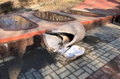 В Липецке вандалы испортили урны и скамейки на Петровском спуске - 7info.ru - Липецк