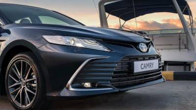 Дилеры Toyota начали продажи в России обновленной Camry - delovoe.tv - Россия - Санкт-Петербург