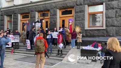 Владимир Зеленский - В Киеве проходит митинг противников вакцинации от COVID-19 - piter.tv - Киев