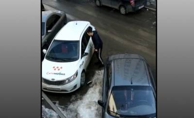 В Уфе водитель разбил железной битой боковое зеркало такси с пассажиром - ufacitynews.ru - Уфа