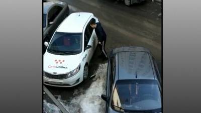 В Уфе молодой водитель напал с битой на машину такси - bash.news - Уфа