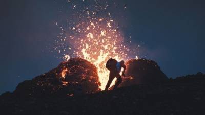 Туристов срочно эвакуировали с вулкана в Исландии - 5-tv.ru - Исландия