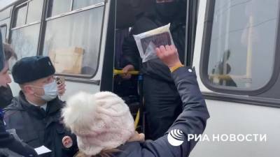 Алексей Навальный - Полиция начала задержания у колонии, где сидит Навальный - piter.tv - Владимирская обл.