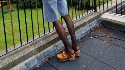 Эту обувь будут носить все: как выглядят модные клоги – фото - 24tv.ua - Швеция