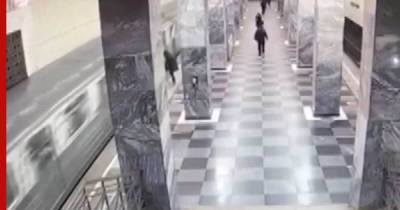 В метро Москвы пассажира избили и столкнули на рельсы: видео - profile.ru - Москва