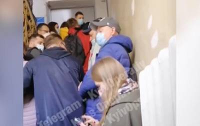 Появилось видео очереди за пропусками на транспорт - korrespondent.net - Киев