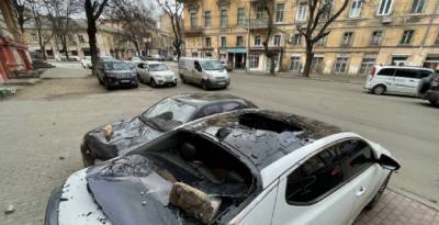 Кирпичи посыпались и изувечили машины в центре Одессы: кадры ЧП - odessa.politeka.net - Одесса