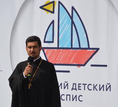 Священник УПЦ расскажет об опыте основания детского хосписа в новом выпуске «Вера в большом городе» - politeka.net