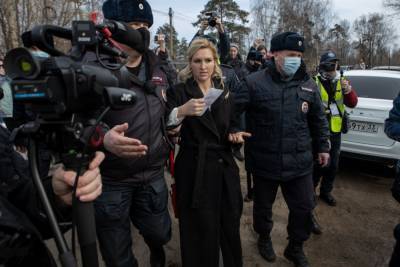 Алексей Навальный - Анастасия Васильева - Как врачи боролись за Навального у стен колонии в Покрове. Фоторепортаж - znak.com