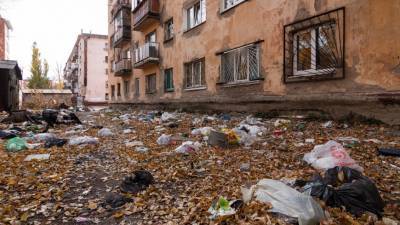 «Виновник может понести уголовное наказание»: как наказать соседей, которые выбрасывают мусор из окон? - mir24.tv - Красноярск
