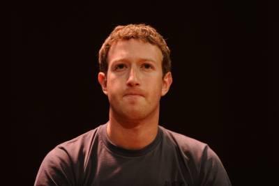 Марк Цукерберг - Утечка данных пользователей Facebook показала, что Марк Цукерберг предпочитает использовать конфиденциальный мессенджер Signal, а не собственный WhatsApp - itc.ua