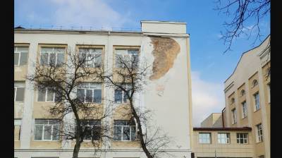 В самом центре Тюмени у здания ТИУ обвалилась штукатурка - nashgorod.ru - Тюмень