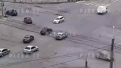 Видео: на перекрестке Бухарестской и Белы Куна столкнулись две иномарки - piter.tv - Санкт-Петербург