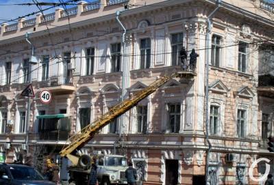 Уже не рухнет: в Одессе починили нависшую плиту на фасаде дома на Пастера (фото) - odessa-life.od.ua - Одесса