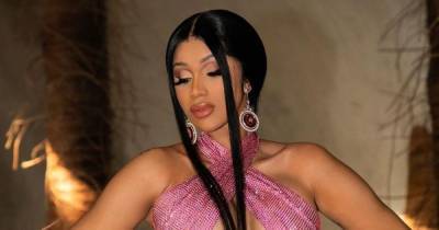Cardi B топлесс и в черных брюках засветила большую грудь - tsn.ua