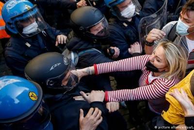 Антикарантинни протесты в Риме: демонстранты вступили в схватку с полицией - unn.com.ua - Киев - Италия - Рим - Запрет