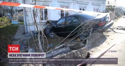 Сносят заборы и таранят дома: жители одной из улиц Черновцов страдают от регулярных ДТП - tsn.ua - Черновцы