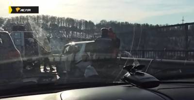 Выбросило из салона от удара: два человека погибли и несколько пострадали в ДТП с автобусом под Новосибирском — видео - reendex.ru - Новосибирск - Новосибирская обл.