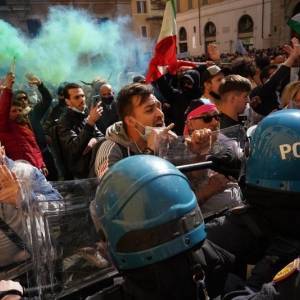 В Риме антикарантинный протест перерос в столкновения с полицией. Фото - reporter-ua.com - Рим