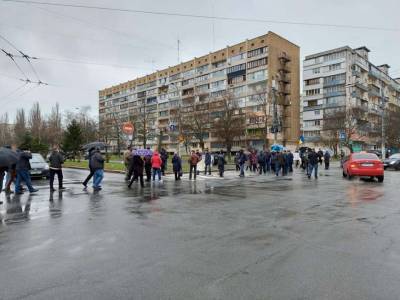 В Киеве митингующие перекрыли дорогу (ФОТО) - lenta.ua - Киев - район Оболонский