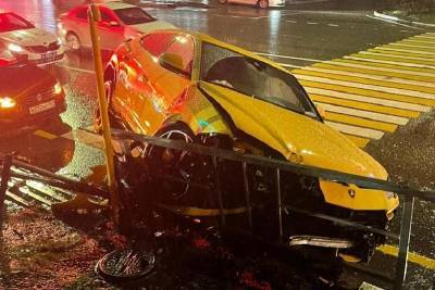 В Сочи Lamborghini Urus стоимостью 20 млн рублей врезался в дорожное ограждение - runews24.ru - Сочи