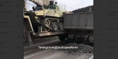 В селе Денисовка грузовик задел трал с БМП военных – видео - ТЕЛЕГРАФ - telegraf.com.ua - Крым - Севастополь