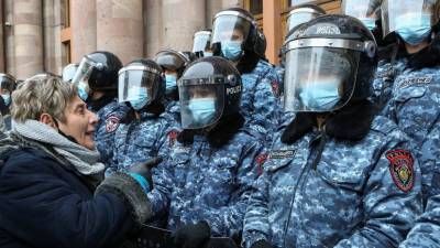 Никола Пашинян - В Ереване задержали несколько участников акции протеста у здания правительства - russian.rt.com - Ереван