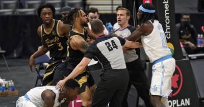 Деннис Шредер - Это точно баскетбол? Игроки устроили бойцовские разборки на паркете во время матча НБА (видео) - tsn.ua - Лос-Анджелес