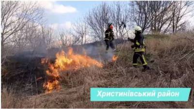 Сгорело здание и гектары травы: на Черкасщине продолжают жечь все, что видят - lenta.ua - район Уманский