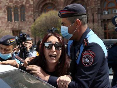 Никола Пашинян - Ситуация в Армении: женщины с требованием отставки Пашиняна попытались штурмовать правительство, произошли столкновения - unn.com.ua - Киев - Армения