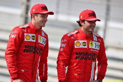 Карлос Сайнс - Шарль Леклер - Шарль Леклер: Позитив Сайнса заразителен - f1news.ru