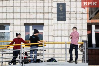 В Сыктывкаре мемориальную доску Каллистрата Жакова сделают «видимой» - bnkomi.ru - респ. Коми - Сыктывкар