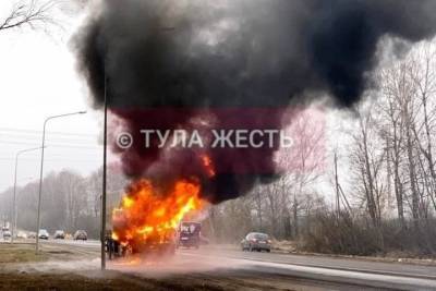 Кадры с места серьезного возгорания фуры в Туле 7 апреля в соцсети опубликовали очевидцы - tula.mk.ru - Тула - Новомосковск - Тульская обл.