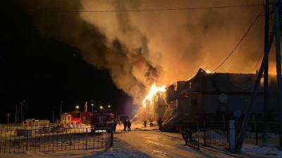 Видео: четыре человека погибли при мощнейшем пожаре в Якутии - 5-tv.ru - респ. Саха