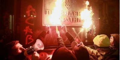 Сергей Стерненко - Самые дорогие — двери. Ремонт Офиса президента обойдется примерно в 1,5 млн гривен после акции протеста — ГУД - nv.ua