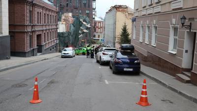 Движение перекрыли на ряде улиц Москвы из-за обрушения строительных лесов - iz.ru - Москва - Израиль