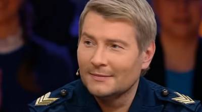 Николай Басков - Сбежавший из России Басков расстегнул рубашку, возомнив себя брутальным мачо: "Колька просто огонь" - sport.politeka.net