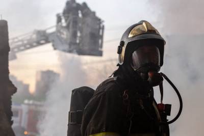 Запах жженой резины и угроза обрушения: что известно о крупном пожаре в Люберцах - vm.ru - Москва