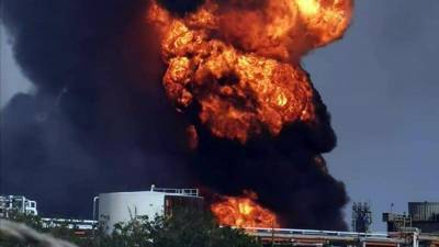 На нефтезаводе в Мексике начался пожар из-за нескольких взрывов - iz.ru - Мексика